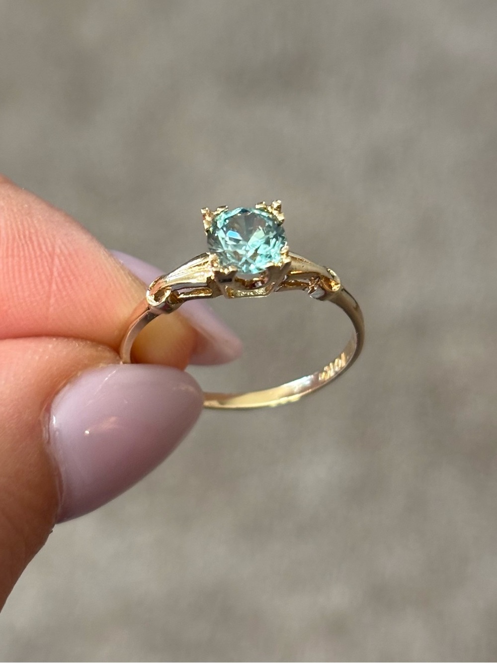 Vintage 10K Yellow Gold Blue Zircon Ring, size 6.25